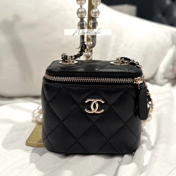 🎶 SOLD 🎶 Chanel 22P Black Quilted Lambskin Mini/Small Vanity Case with Pearl - Picture 1 of 7